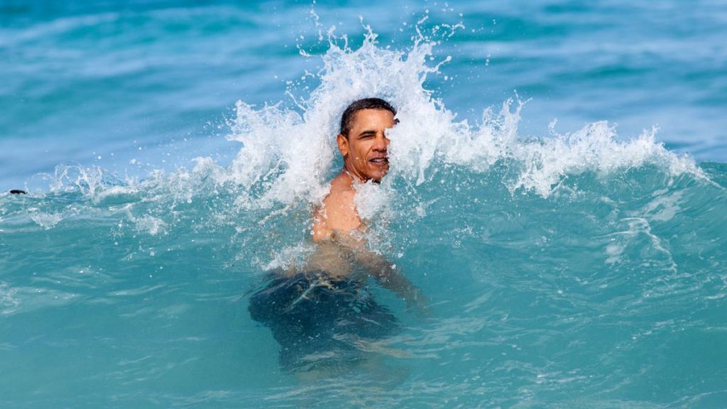 FOTO/ Obama shijon pushimet e Krishtlindjeve në Hawaii, shfaqet duke u larë në det