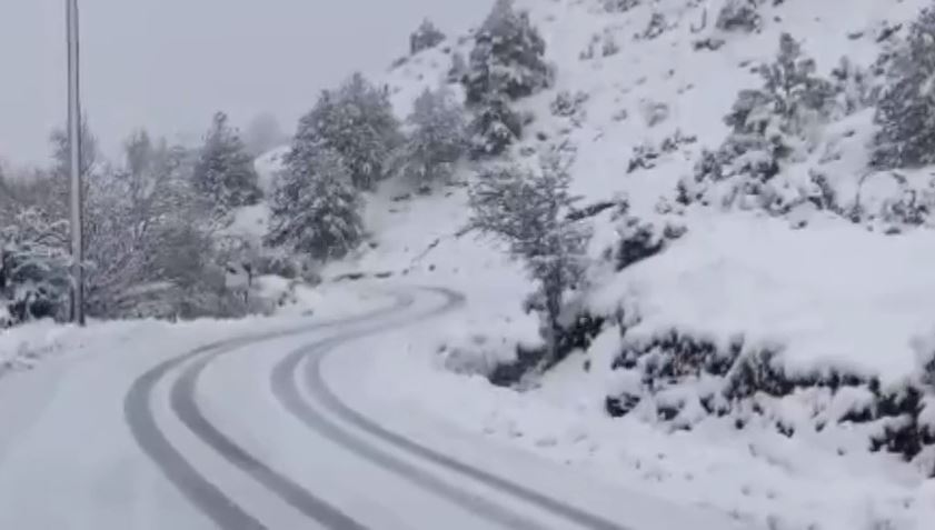Reshjet e dendura të borës: Bllokohen disa rrugë, katër fshatra pa energji elektrike