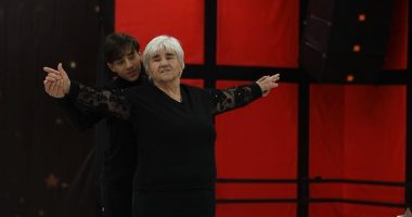 Mikele me gjyshen performojnë si Rose dhe Jack, të qeshurat nuk mungojnë në “T’ka mami yll”