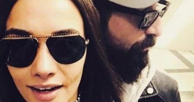 Çifti i njohur i aktorëve, prindër për herë të parë, jap lajmin me foton e ëmbël