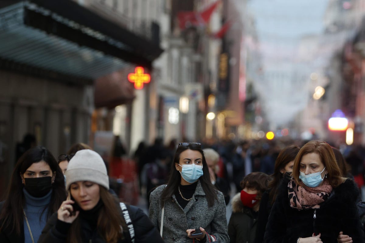 Mbajtja e maskave në ambiente të jashtme sërish e detyrueshme, Italia shtrëngon masat anti-covid