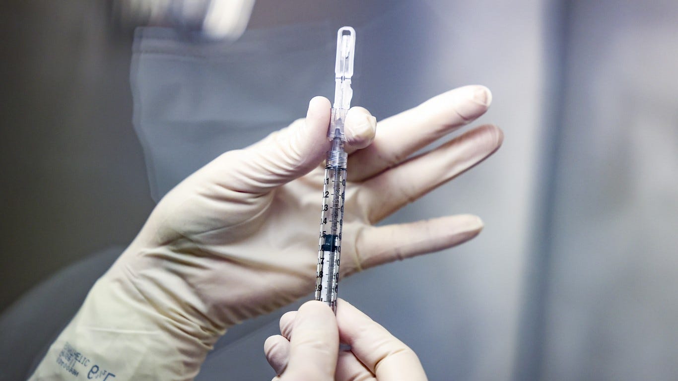 CDC rekomandon qytetarët amerikanë të vaksinohen me Pfizer dhe Moderna