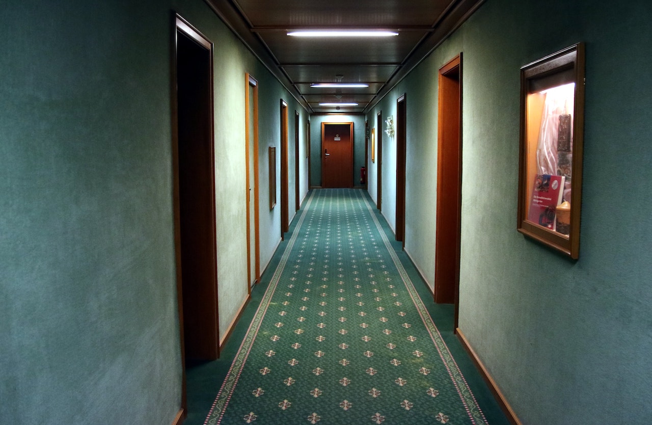 Arsyeja e pabesueshme që hotelet nuk kanë një dhomë me numrin 420