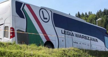 Sulmohet autobusi i Legias, tifozët dhunojnë trajnerin dhe 2 lojtarë