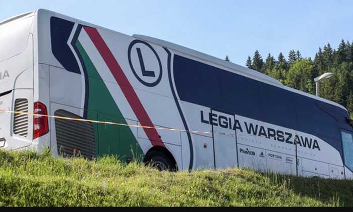 Sulmohet autobusi i Legias, tifozët dhunojnë trajnerin dhe 2 lojtarë
