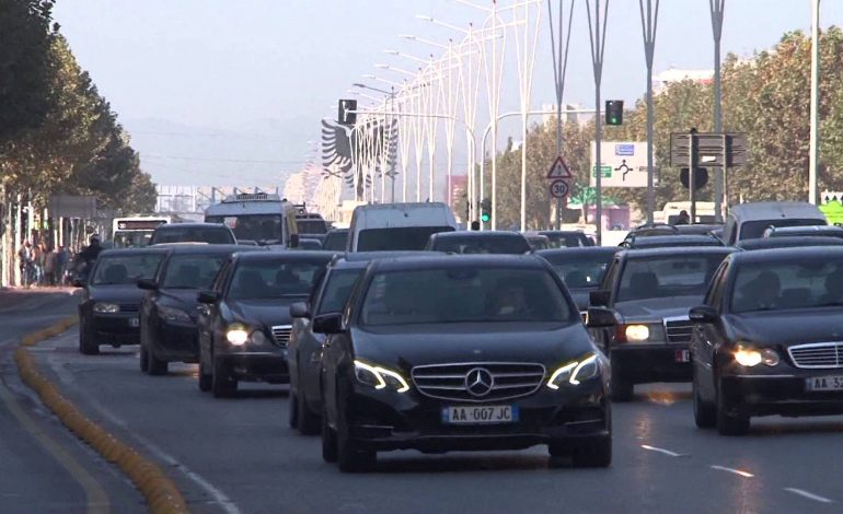 “Benz”-i në fron, shqiptarët përdorin makina të vjetra