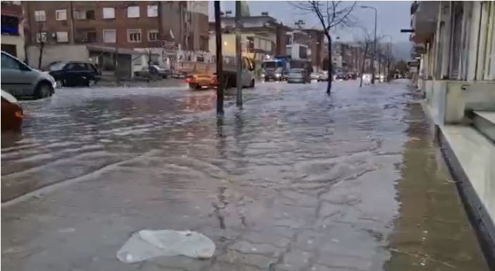 Moti i keq dhe me reshje, uji “pushton” rrugët në Vlorë