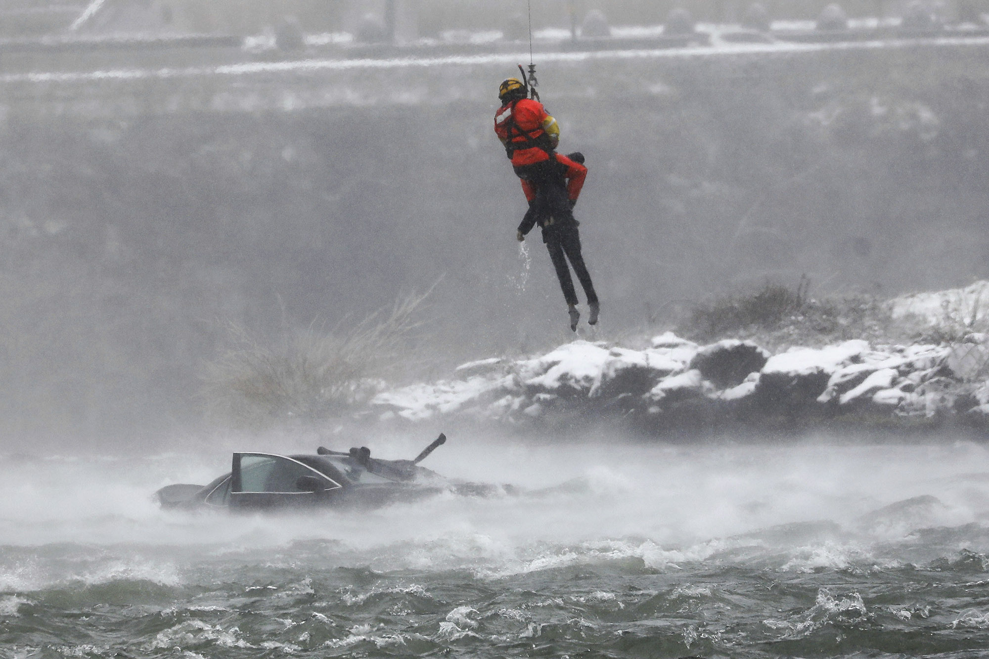 Makina bie në ujëvarën e Niagarës, gruaja vdes pasi u nxor nga ekipet e shpëtimit