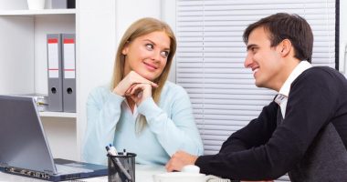 Kujdes! Këto shenja të Horoskopit flirtojnë në vendin e tyre të punës