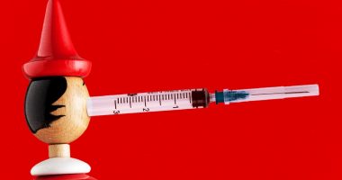 Pandemia e mosbesimit: Çfarë fshihet realisht pas hezitimit global ndaj vaksinave