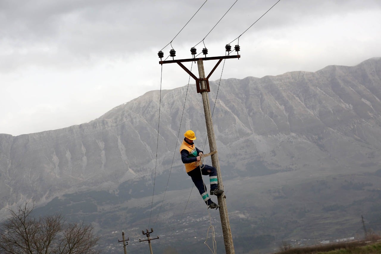 Dy elektriçistë në Memaliaj bien në kontakt me rrymën elektrike, njëri në gjendje të rëndë