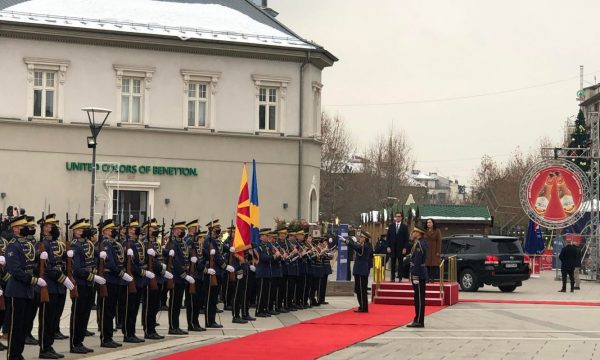 Pendarovski mbërrin në Prishtinë, Osmani e pret me ceremoni shtetërore