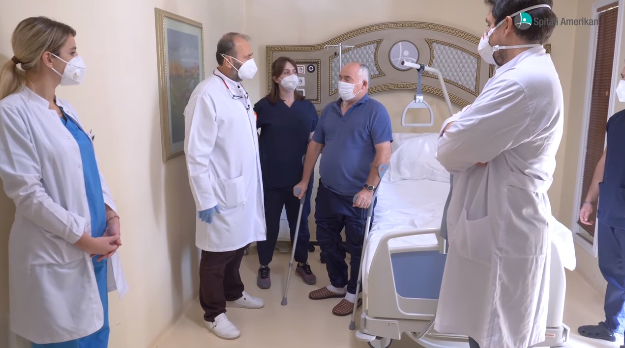 VIDEO/ Dy vite i shtrirë, Dr.Tonin Alia ngre në këmbë pacientin