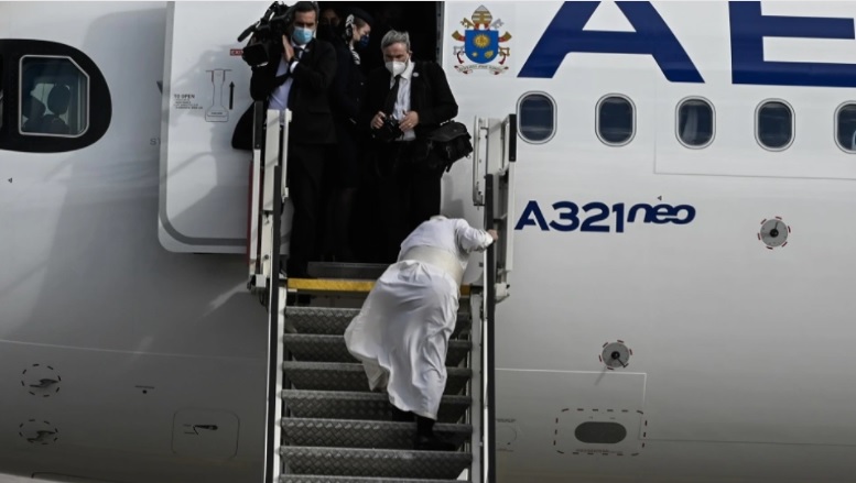 VIDEO/ Incident në Greqi, Papa Françesku rrëzohet nga shkallët teksa hipen në avion