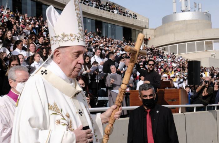 Incident në Qipro, një person i afrohet me thikë në dorë Papa Françeskut