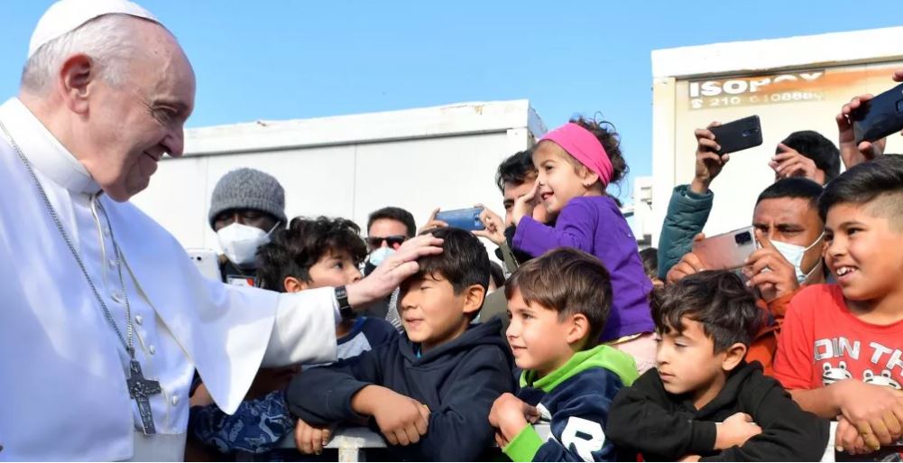 Papa përqafon emigrantët dhe jep mesazhe të forta: Mesdheu u bë varrezë, turp nga fëmijët