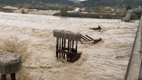 Shirat shkaktojnë përmbytje në jug, ura e Mesapikut jashtë funksionit, përroi i Çullos del nga shtrati