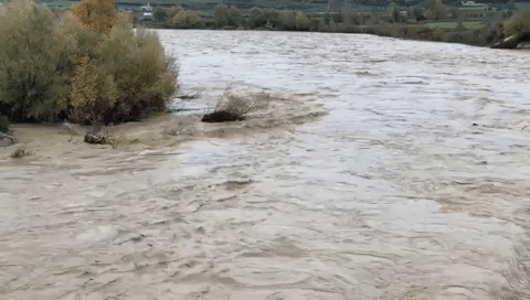 VIDEO/ Fryhen Vjosa dhe Drino, jugu kërcënohet nga uji: Çfarë ndodhi mbrëmë pas mesnate