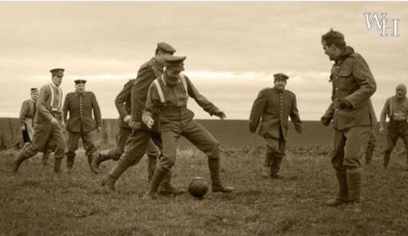 Krishtlindjet e 1914, anglezët e gjermanët lanë armët e festuan duke e pirë e luajtur futboll
