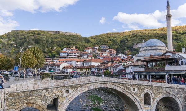 U helmuan 7 persona, mbyllet lokali në Prizren