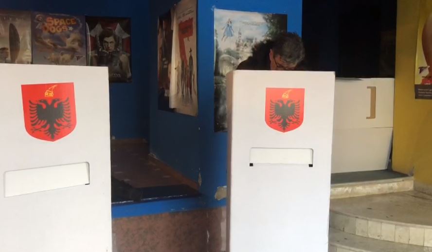 Nis votimi për Referendumin, mbështetësit e Berishës votojnë për shkarkimin e Bashës