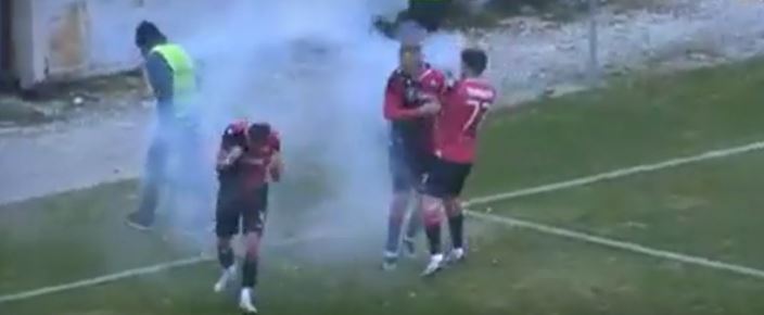 VIDEO/ Festonte golin, fishekzjarri i tifozëve të skuadrës së vet i plas lojtarit në fytyrë