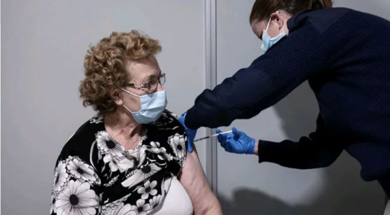 Sllovakia jep 300 euro për qytetarët mbi 60 vjeç që pranojnë të bëjnë vaksinën