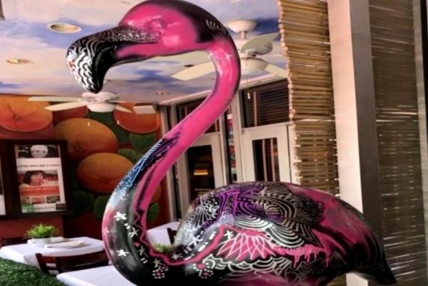 Vodhën statujën e flamingos, hajdutët e kthejnë në mënyrë misterioze në shtëpinë e kuzhinieres