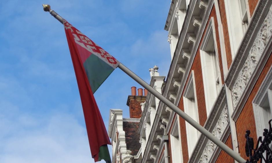 Sulmohet ambasada e Bjellorusisë në Londër, diplomatit i thyejnë hundën e dhëmbët