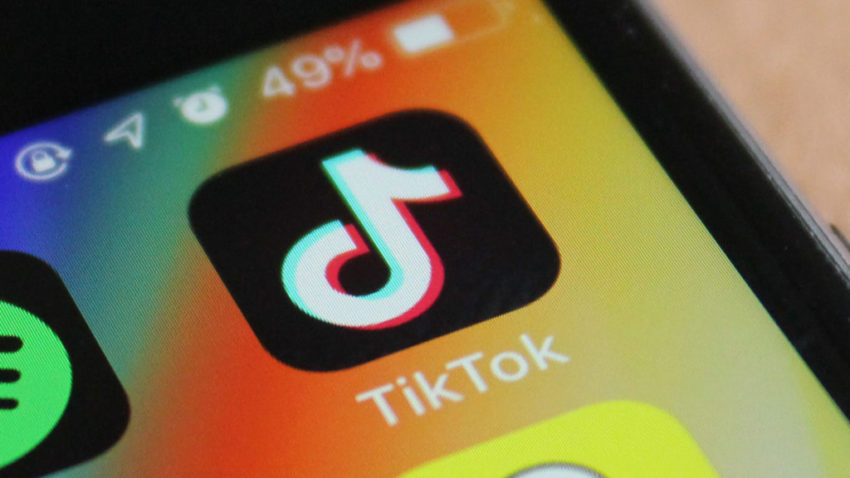 TikTok rrëzon nga “froni” Google