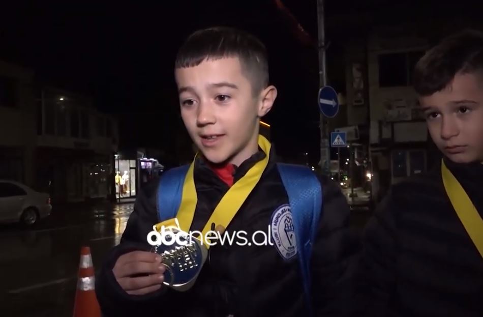 Kukësi s’i ofron asnjë mundësi, 9 vjeçari ngre flamurin e Kosovës, fiton turneun ndërkombëtar