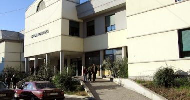 Gjendet një person i pajetë në Durrës, qytetari godet me grusht policin