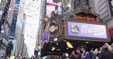 Pjatat e thyera, hedhja e rrobave nga dritarja dhe frutat për fat: Zakonet më të çuditshme për Vitin e Ri