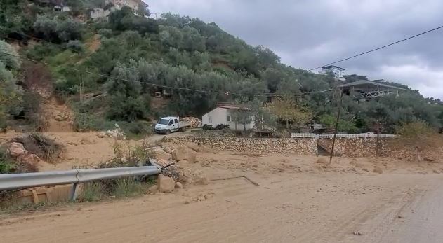 Rrëshqitje dherash dhe baltë, hapet rruga Vlorë-Orikum