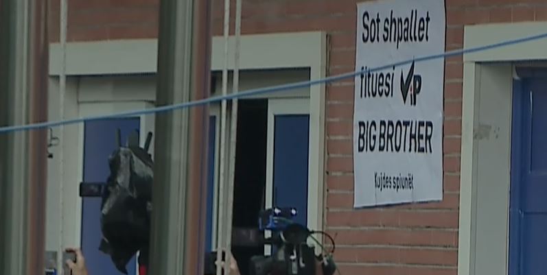 FOTO/ “Sot shpallet fituesi VIP i Big Brother”, posteri në selinë blu që po bën xhiron e rrjetit