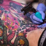 Artistët evropianë të tatuazheve kanë frikë për të ardhmen pas ndalimit të bojës nga BE