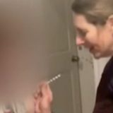 Arrestohet mësuesja në SHBA për vaksinimin e një studenti 17-vjeçar