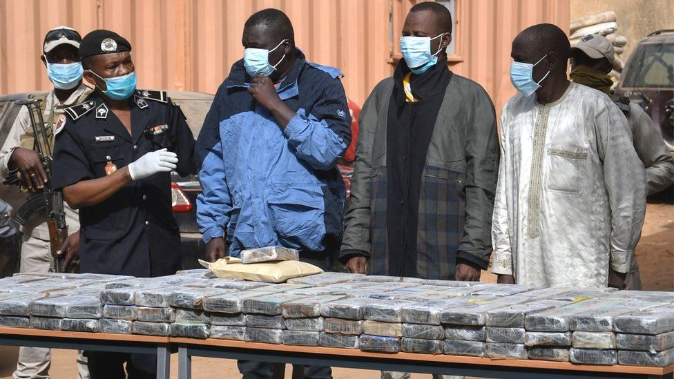 Policia e Nigerit gjen 200 kg kokainë në makinën e kryebashkiakut