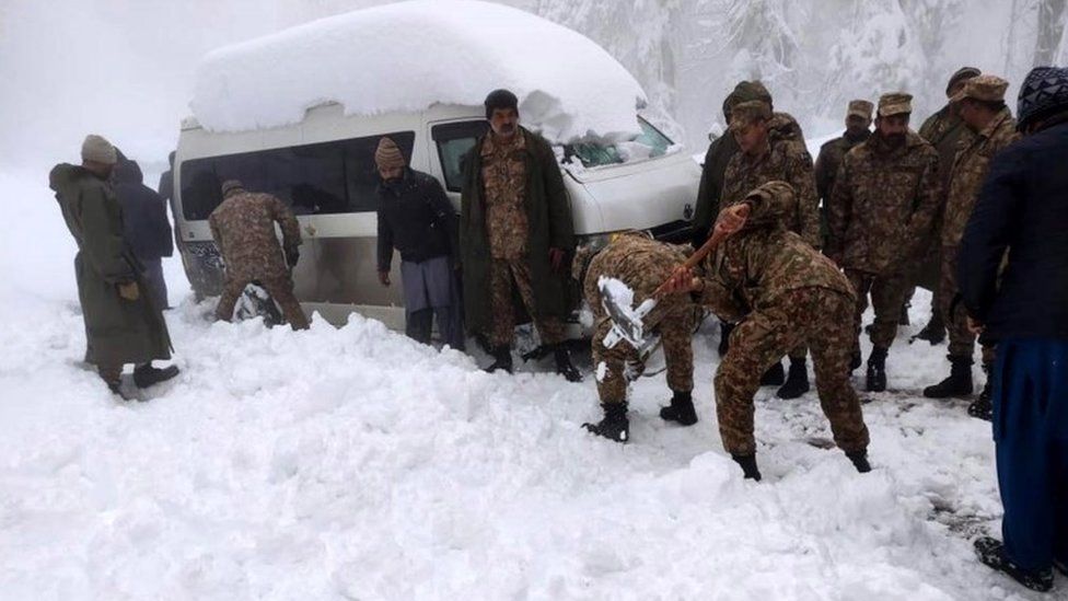 U bllokuan në makina për shkak të stuhisë së borës, 21 të vdekur në Pakistan