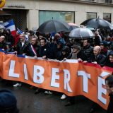 Mijëra njerëz protestojnë në Francë kundër propozimit të lejes së re të vaksinës