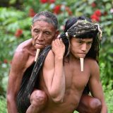 Anëtari i një fisi indigjen mbajti babain e tij mbi shpinë për 6 orë për ta çuar në qendrën e vaksinimit