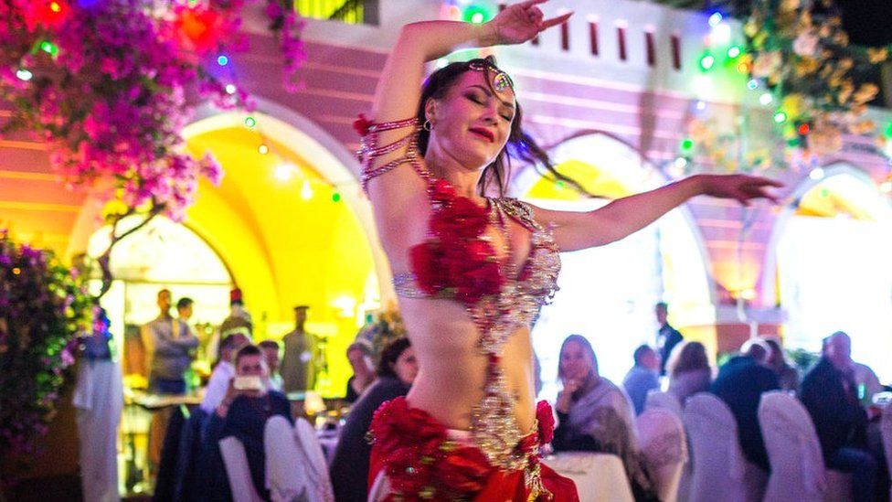 Mësuesja e shkarkuar e kërcimit belly-dancing në Egjipt ndez debatin për të drejtat e grave