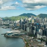 Hong Kong, akuzohen dy ish-ekuipazhe ajrore për shkelje rregullash anti-COVID
