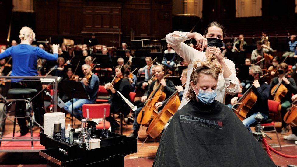 Muzetë dhe orkestrat në Holandë organizojnë protestë për prerjen e flokëve