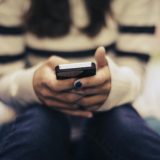 Nëna padit kompanitë e rrjeteve sociale për vetëvrasjen e vajzës
