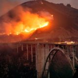 Zjarri “surreal” i janarit mbyll autostradën në Kaliforni