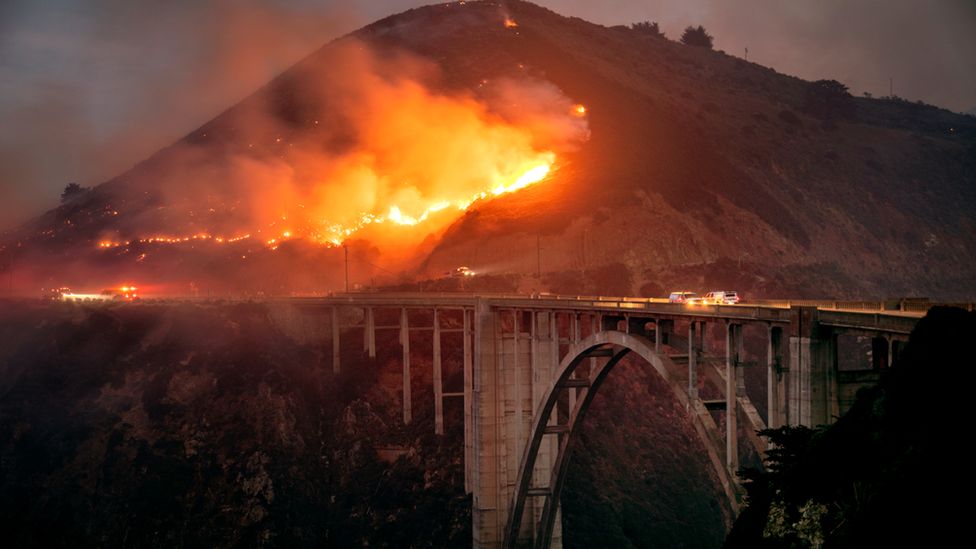 Zjarri “surreal” i janarit mbyll autostradën në Kaliforni