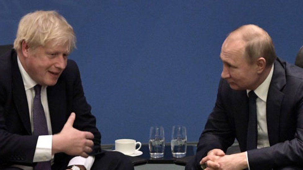 Kryeministri britanik Boris Johnson do të telefonojë Vladimir Putin dhe do të vizitojë rajonin