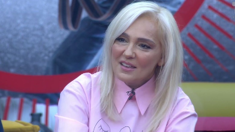 VIDEO/ Monika nuk përmbahet në Big Brother, heq bluzën dhe kërcen mbi karrige