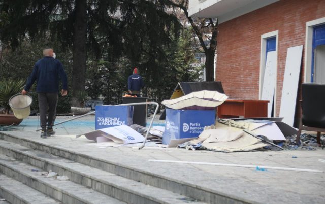 FOTO/ Dy ditë pas protestës së dhunshme të Berishës, nis pastrimi i selisë së PD-së